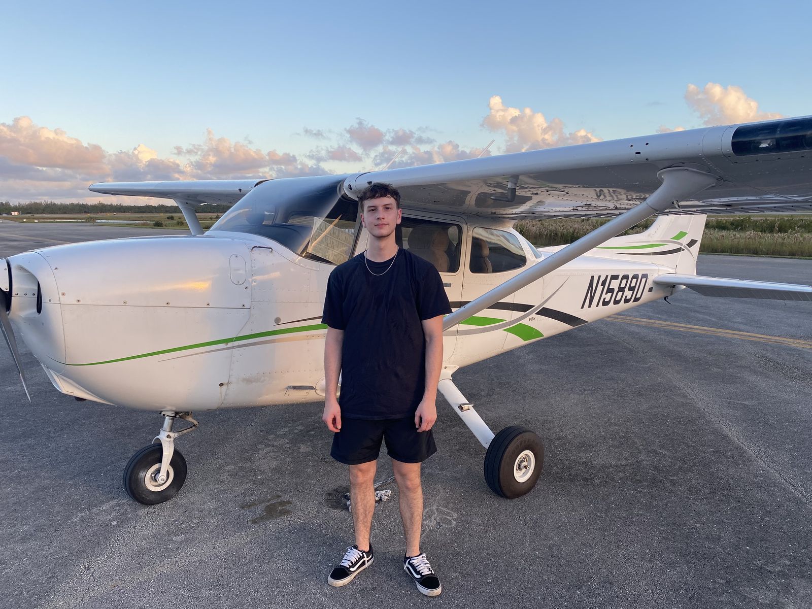 N1589D at dusk